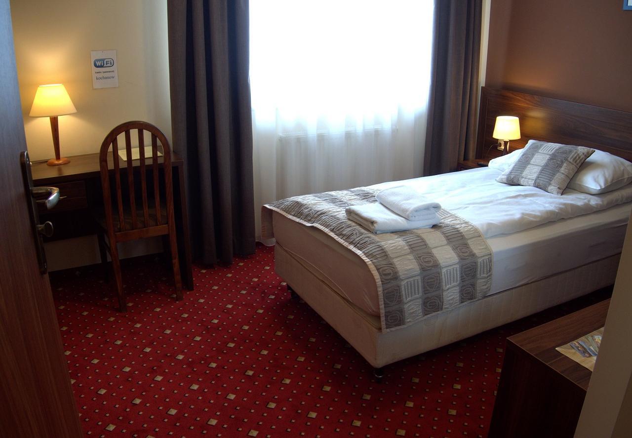 Hotel Kochanow Kochanow  Экстерьер фото