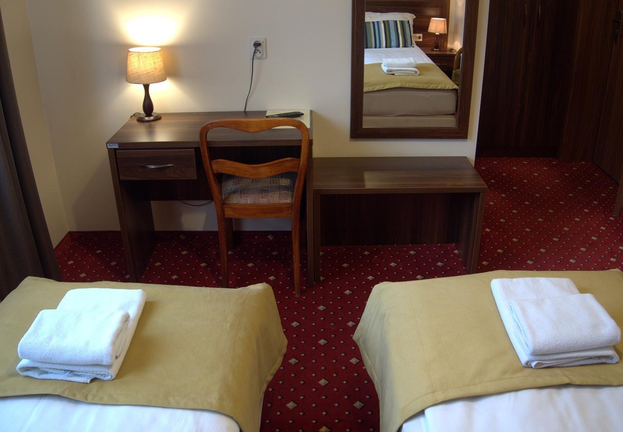Hotel Kochanow Kochanow  Экстерьер фото